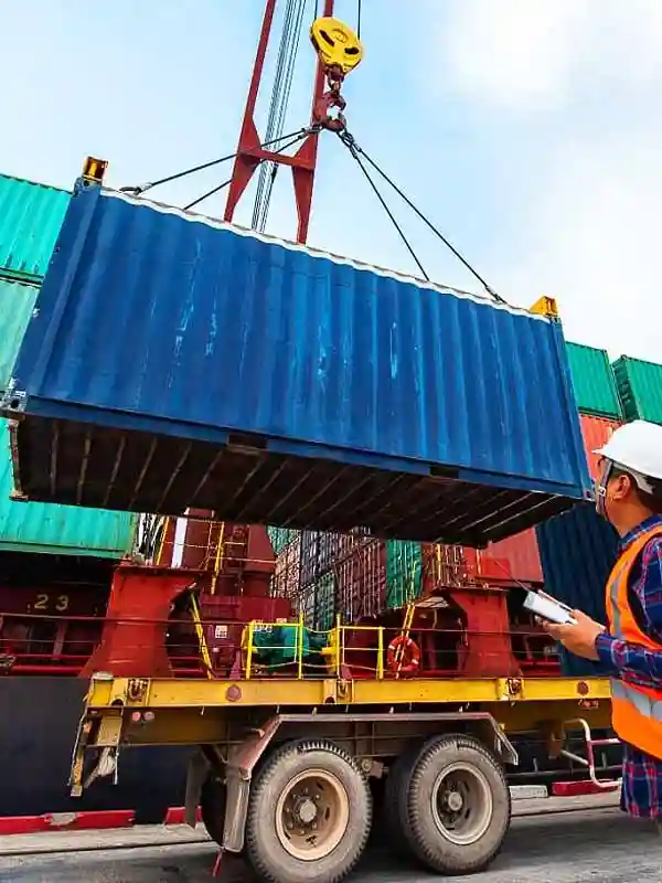Arrivées et départs de livraisons par camions transportant des conteneurs de bateaux.