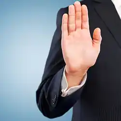 Assureur fait un geste avec sa main signifiant stop.