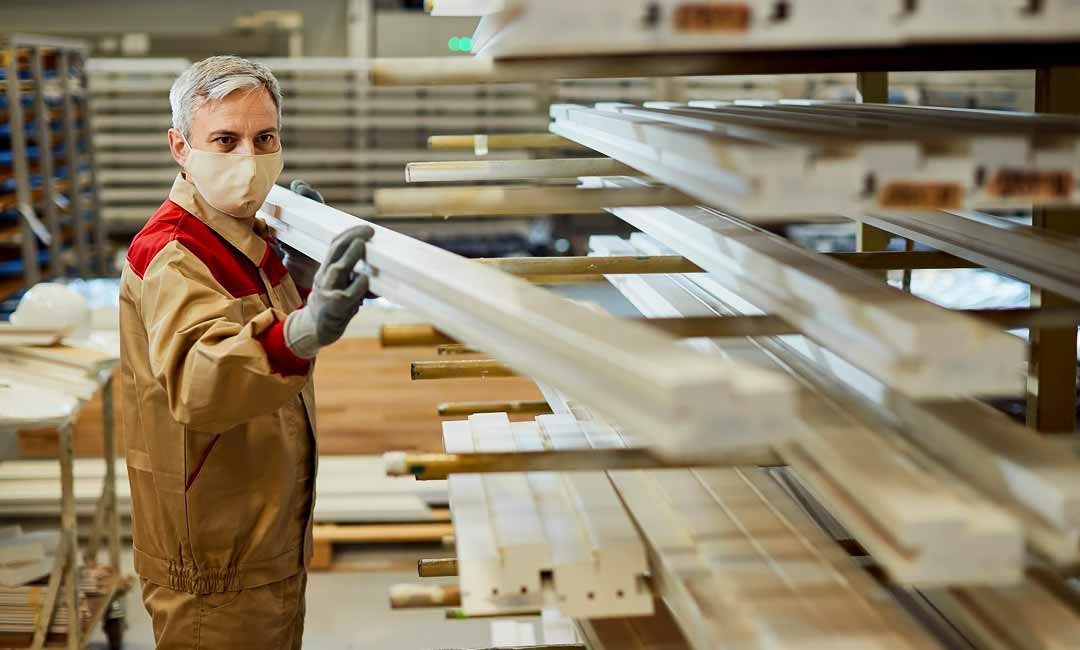 Charpentier travaille au traitement du bois en appliquant un traitement autoclave.