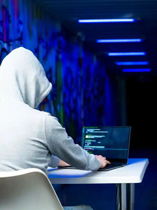 Un hacker conduit une cyber attaque d'ampleur ciblant une entreprise.