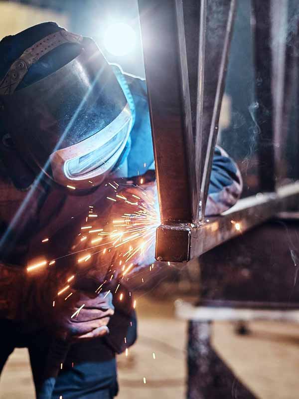 Industrie métallurgique : manufacture / travail de soudure par un ouvrier spécialisé.