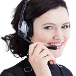 Jeune femme employée du service clients Dubost Assurances répond aux appels.