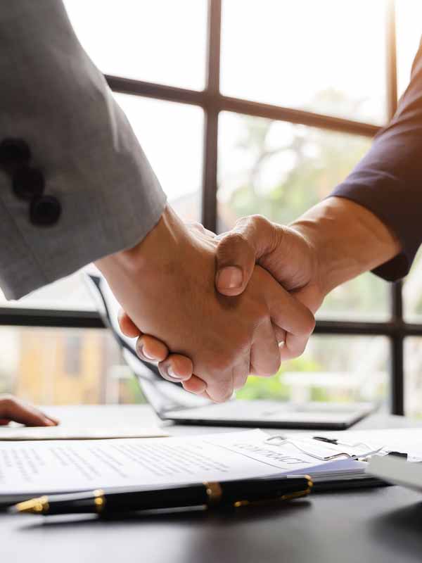 Partenariat stratégique entre un dirigeant d'entreprise et un courtier d'assurances pro indépendant.