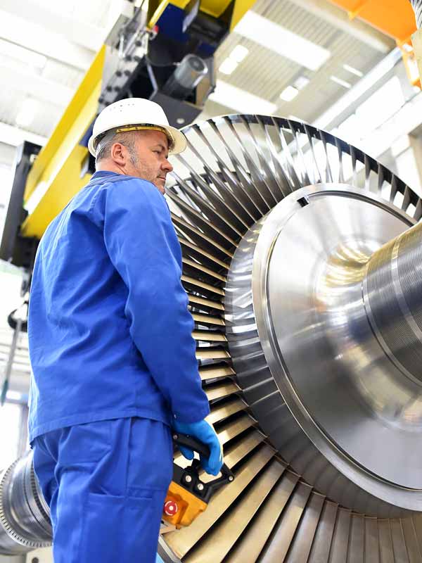Salarié d'usine assure la sécurité d'un atelier de production industrielle.