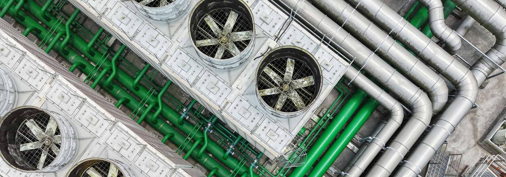 Toiture d'une usine vue en plan aérien.